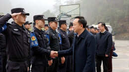 大年初一，田刚带队看望慰问坚守岗位一线干部职