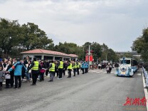 春节游客接近最大承载量 岳麓山橘子洲景区提示“非预约不前往”“错峰出行”