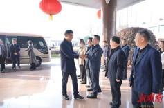 王启武、朱正权等县领导看望慰问干部职工