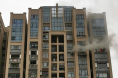 高层建筑起火了，该原地等待还是开门逃跑？