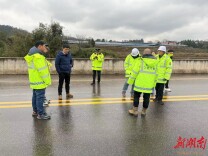 新田：撒盐除冰保畅通 守护群众平安行