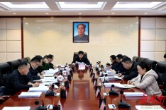 县委常委会召开会议 覃歇民主持