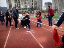 展示她风采 郴州临武第十完全小学举办主题拔河比赛