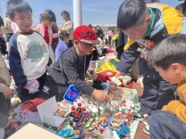 长沙县黄兴镇中心小学开展学雷锋爱心义卖活动