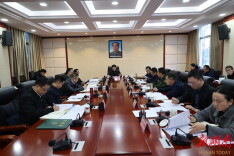 县委常委会召开会议 覃歇民主持