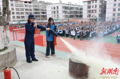 永州冷水滩：警报响起 全体学生捂鼻俯身依次“逃生”