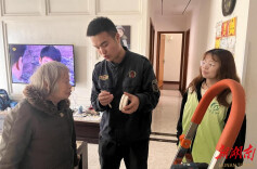 保障独居老人安全，嘉和社区入户安装烟雾报警器