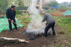 老人烧荒，城管宣传教育