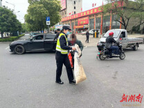 道县:八旬老人外出迷路 热心交警暖心护送回家