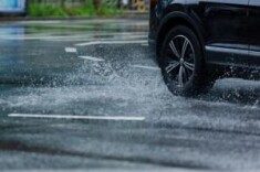 【交通小常识】雷雨天行车，这几件事千万别干！