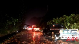 狂风暴雨突袭！县公路建设养护中心紧急清障保畅通
