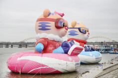 巨型亚冬会吉祥物亮相松花江