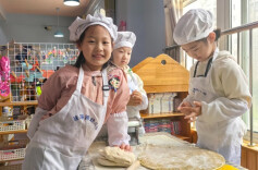 江苏做饭幼儿园爆红后，进不了幼儿园引发新焦虑，有家长开两天车只为见园长