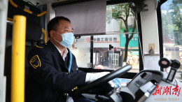 道县：公交司机背行动不便老人上下车  暖心！