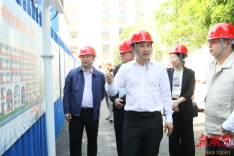 覃歇民调度县庆重点项目建设工作
