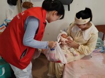 慰问新生儿家庭  “四心服务”深得人心