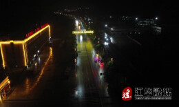 江华交警雨夜执勤 加强行车安全隐患排查