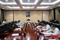 覃歇民主持召开县委常委会会议