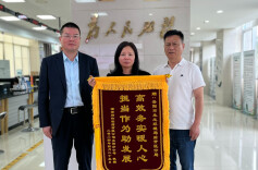 岳阳经开区政务服务中心生态环境窗口获企业赠送锦旗