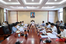 覃歇民主持召开县委常委会会议