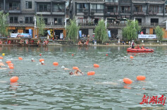 同游沱江水·共筑中国梦 2024中国湖南-凤凰古城沱江公开水域全国游泳公开赛开赛