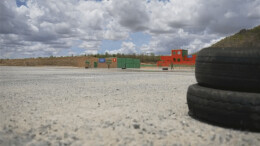 又火了！国产机器狗，背上了枪冲锋！