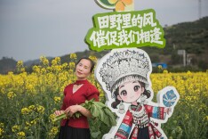 油菜花开醉游人