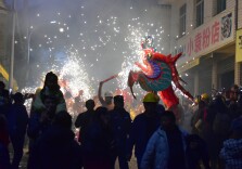 钢火烧龙闹新春