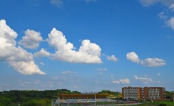 蓝天如洗 白云悠然