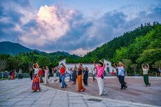 云端藏胜地  和美满山村