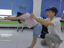 关爱儿童健康成长 长沙开展体态筛查与矫正公益活动