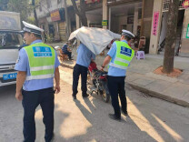 武冈市迎春亭街道：交通法规人人遵守 文明街道家家幸福