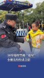 58岁巡特警被“追星”，小朋友纷纷求合影