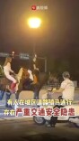 长沙县多人骑马穿行机动车道，民警：已依法处理