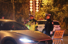 酒后在小区里挪车被吊销驾驶证，司机把交警告了