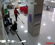 老人坐银行转椅摔伤起诉索赔10万元，法院：驳回