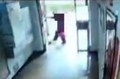 小区大事｜用砖头卡单元门，长沙女子因这个动作面临13万元赔偿