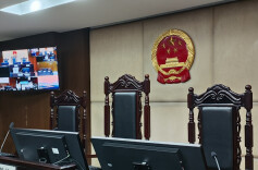 幼儿园老师将盛热水的桶放在矮桌，4岁孩子碰翻致全身烫伤