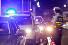 当着交警的面喝酒逃避处罚？段子成真，司机很“刑”