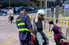 为了居民骑车戴头盔，交警联合物业推出“共享头盔”
