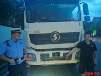 两台货车非法安装“翻牌器”，车辆被扣、司机挨罚