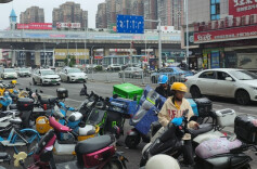 行人过马路被下班的外卖骑手撞了，平台需担责吗