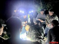 老人寒夜走失干群合力找寻，村党总支书记跳入潭水救人丨26℃