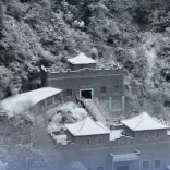 景区5万元月薪招185厘米腹肌帅哥陪滑官，工作人员：目前已招满