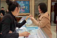 铂金半年身价翻倍成投资新宠，长沙市场掀起抢购热潮丨消费新观察