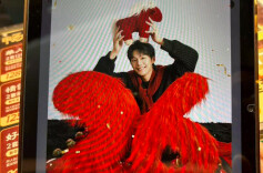 提前开拍！从本命年纪念到自我犒赏，预制马年新年照成“香饽饽”| 消费新观察