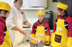 “迎新”课堂，小学生制作糖油粑粑迎新年