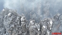 张家界武陵源迎2026年首场降雪，峰林天梯绘就冰雪童话