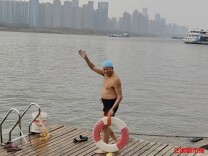 81岁长沙爹爹冬泳11年，成了泳友们的“安全闹钟”｜26℃