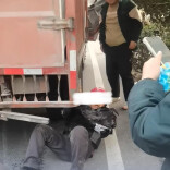 “快停车，车底有人！”小车司机狂按喇叭喊话，拦停货车救人